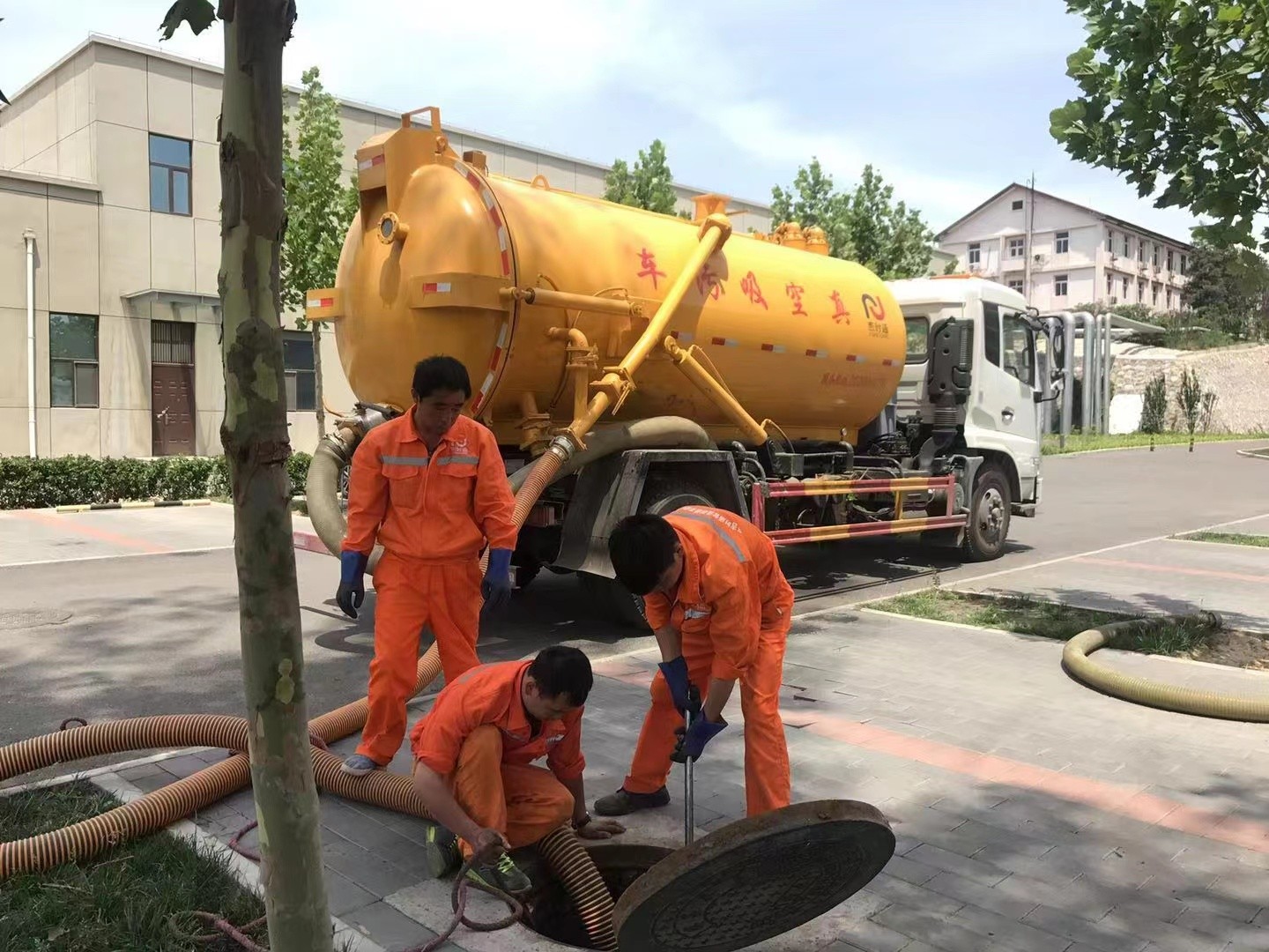 钦北管道疏通车停在窨井附近