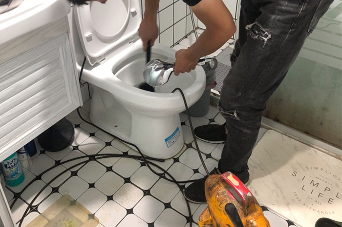 钦北马桶堵塞自己疏通还是找师傅?专业上门服务让你省时更省心